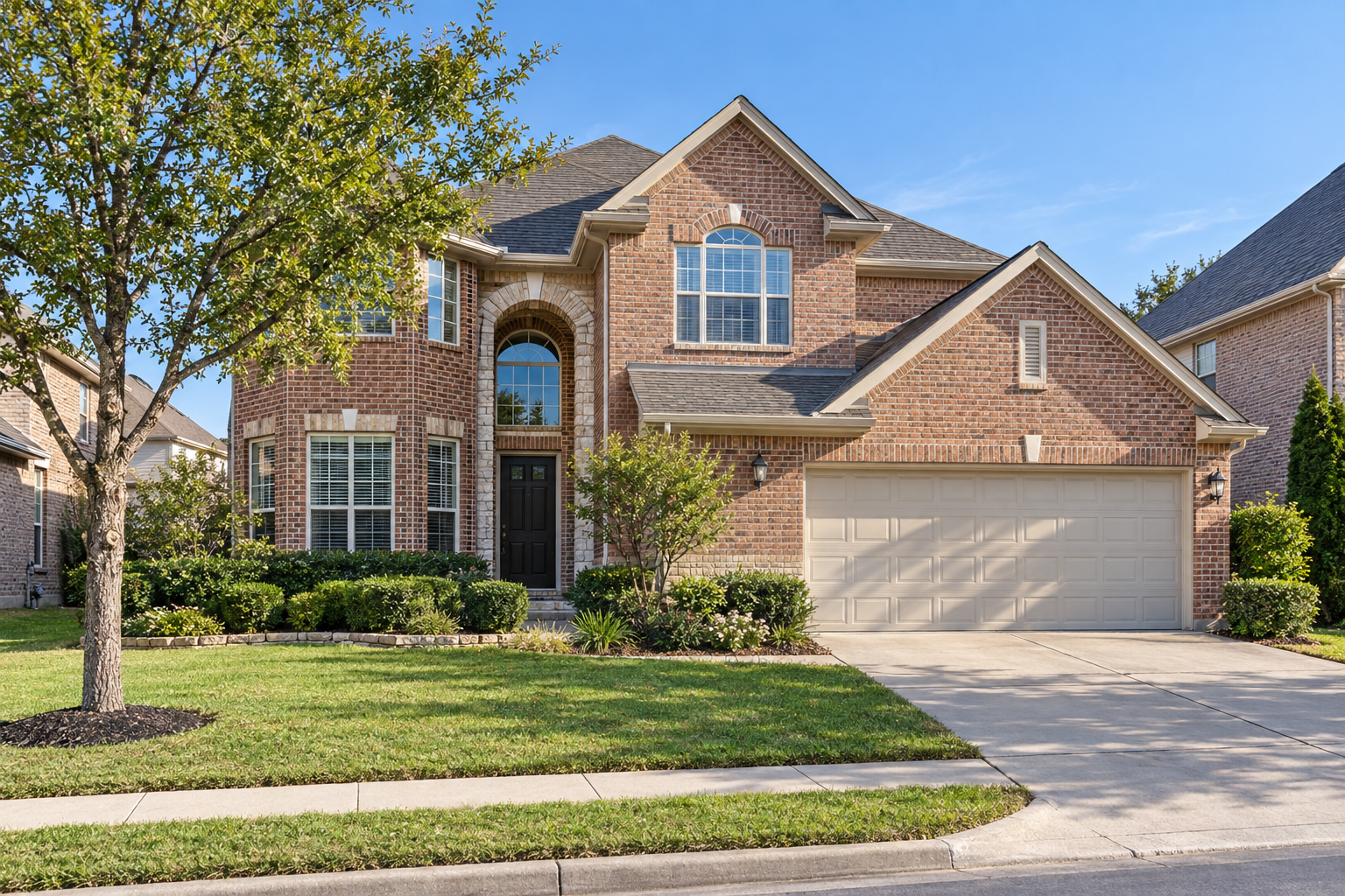 Two-storey house with garage and driveway in McKinney